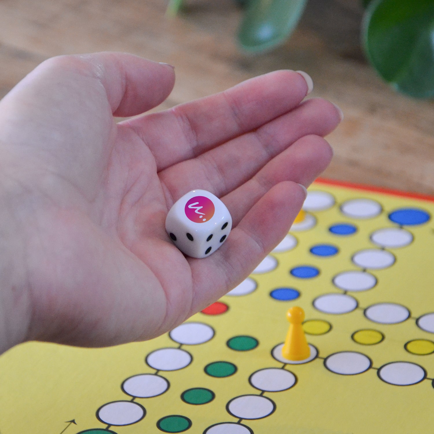 Witte dobbelsteen Domi  - 16 mm | Kunststof | Een zijde bedrukt